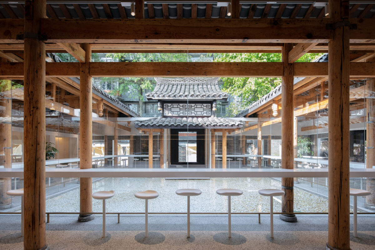 都市とつながる古くも新しいカフェ空間 B.L.U.E. Architecture Studio / %アラビカ 成都 中国、カフェ ...