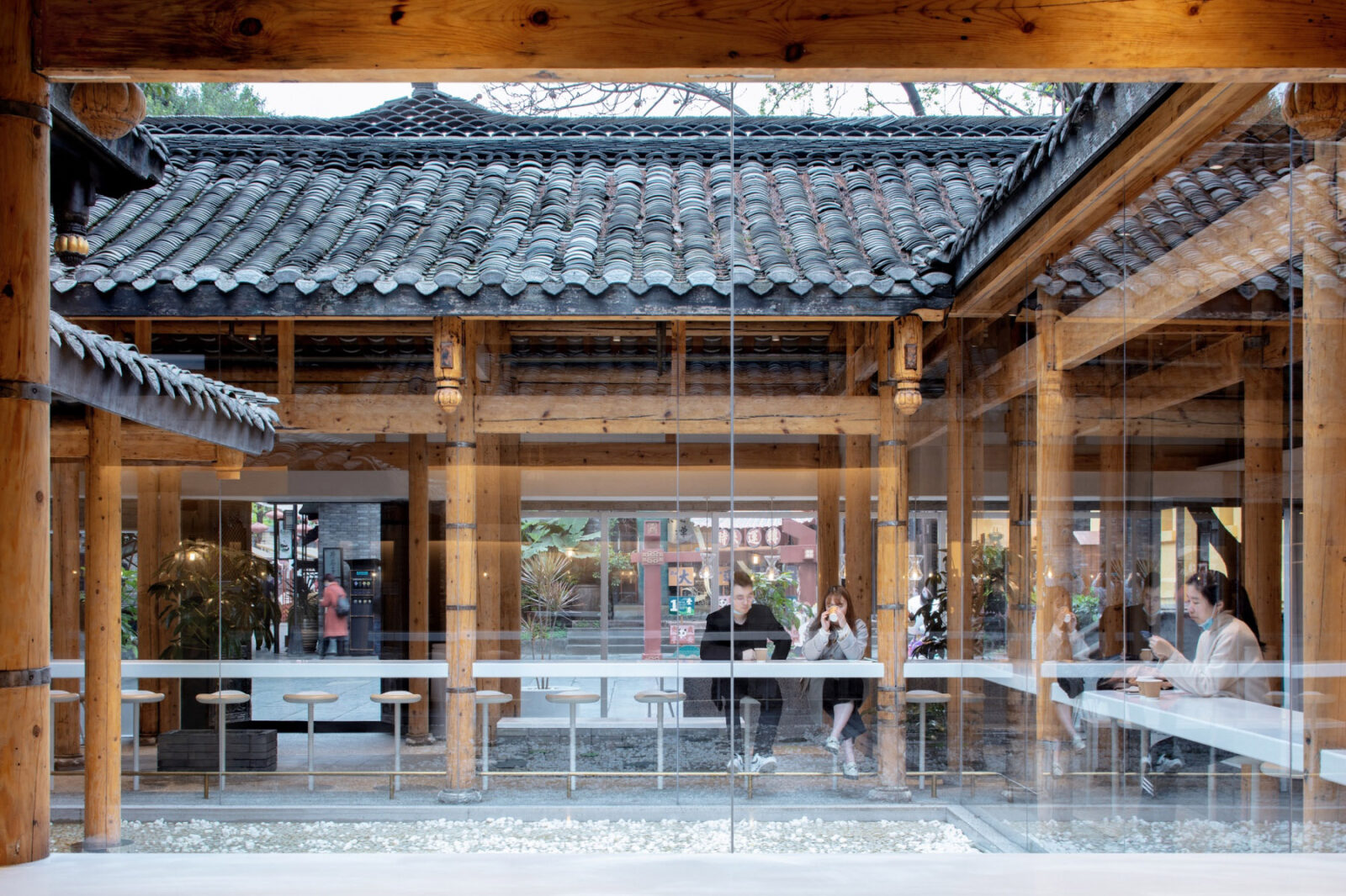 都市とつながる古くも新しいカフェ空間 B.L.U.E. Architecture Studio / %アラビカ 成都 中国、カフェ ...