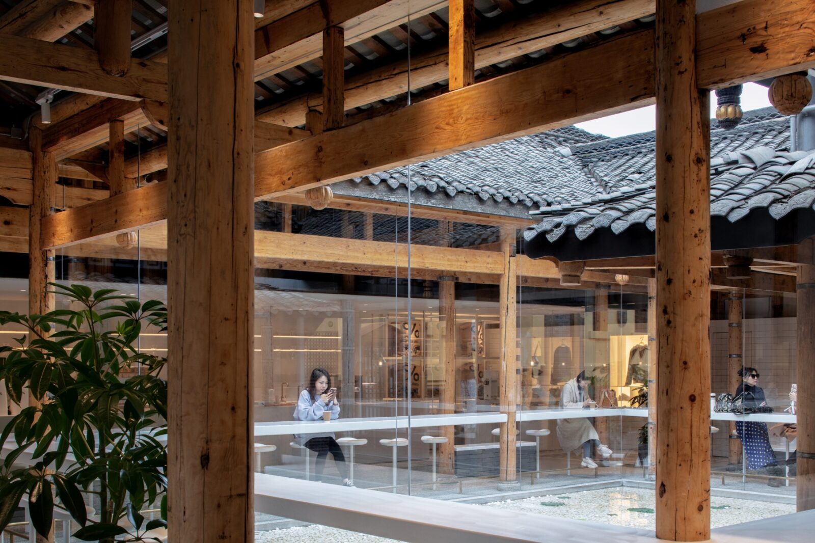 都市とつながる古くも新しいカフェ空間 B.L.U.E. Architecture Studio / %アラビカ 成都 中国、カフェ ...