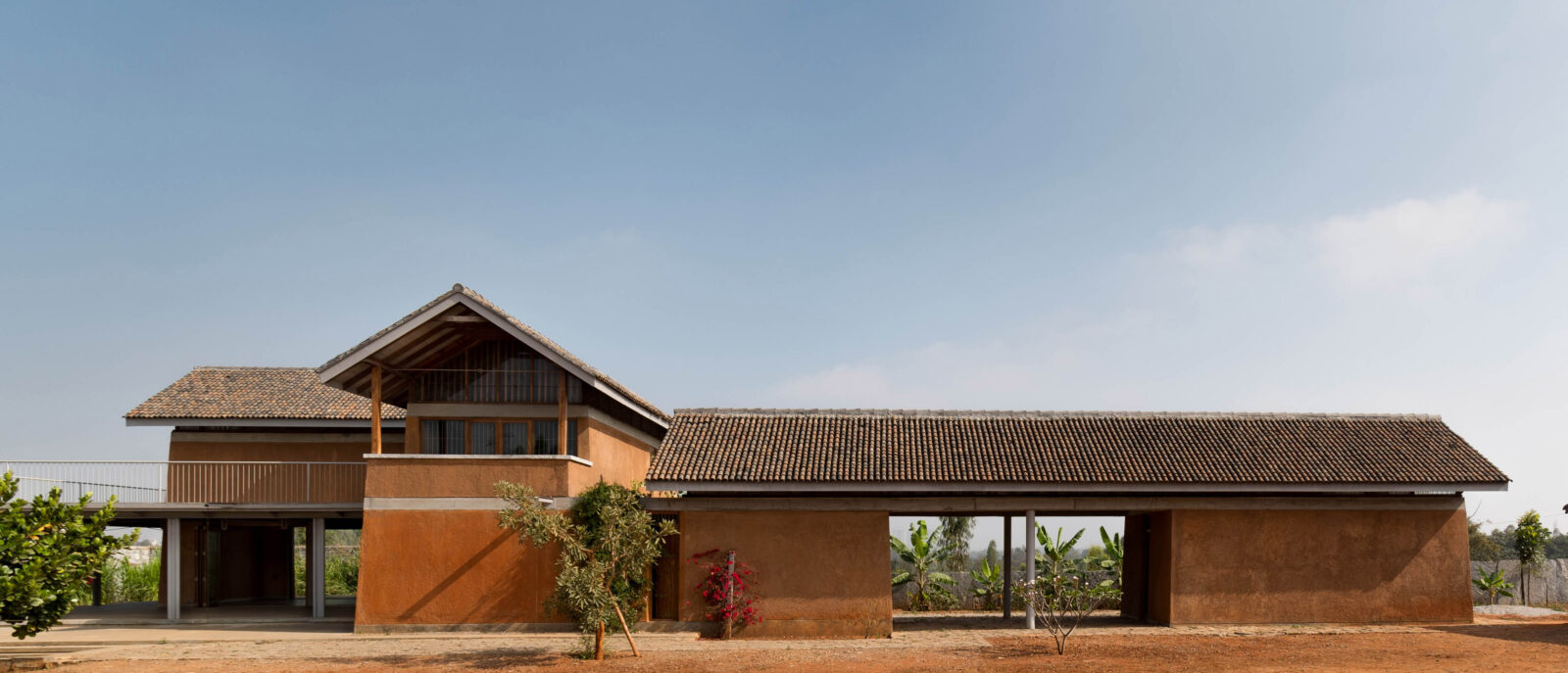 掘削した土でつくるヴァナキュラーな住宅、インドの農場に建つ自然と