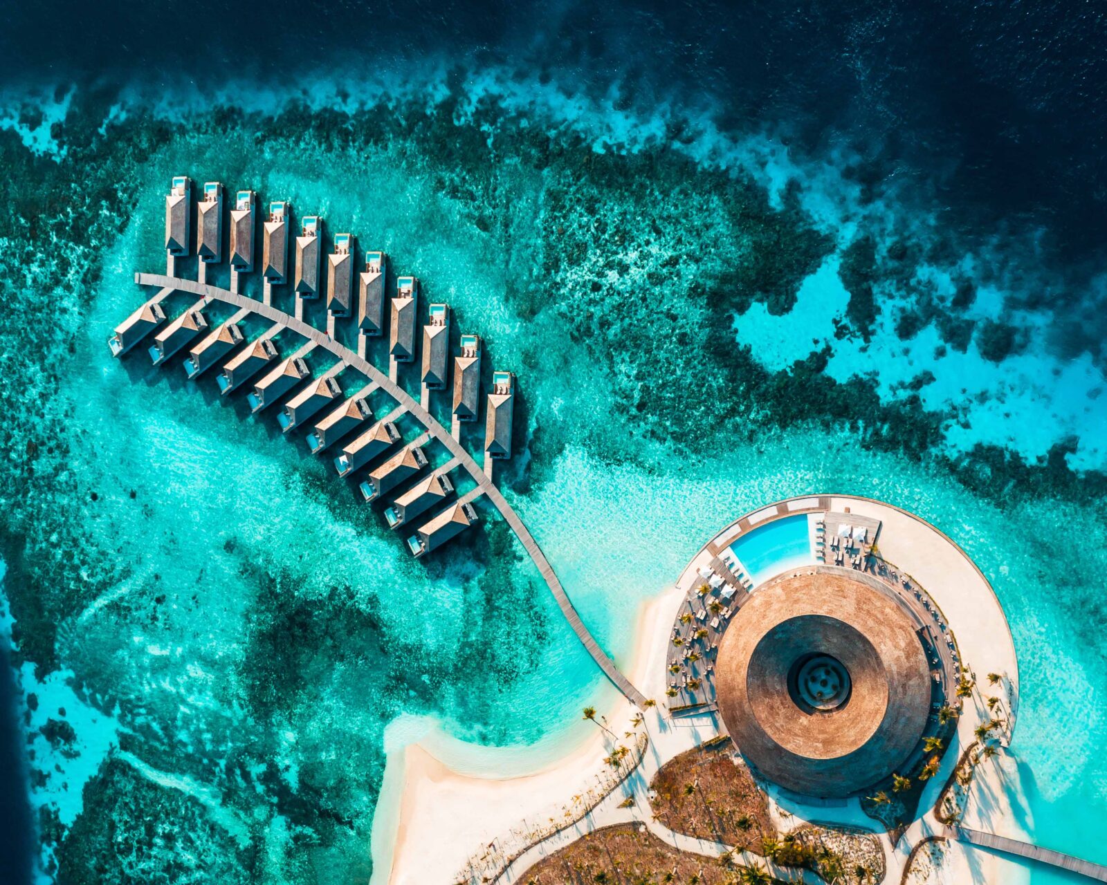 円形の建築が程よい距離感をつくる水上リゾート！、Yuji Yamazaki