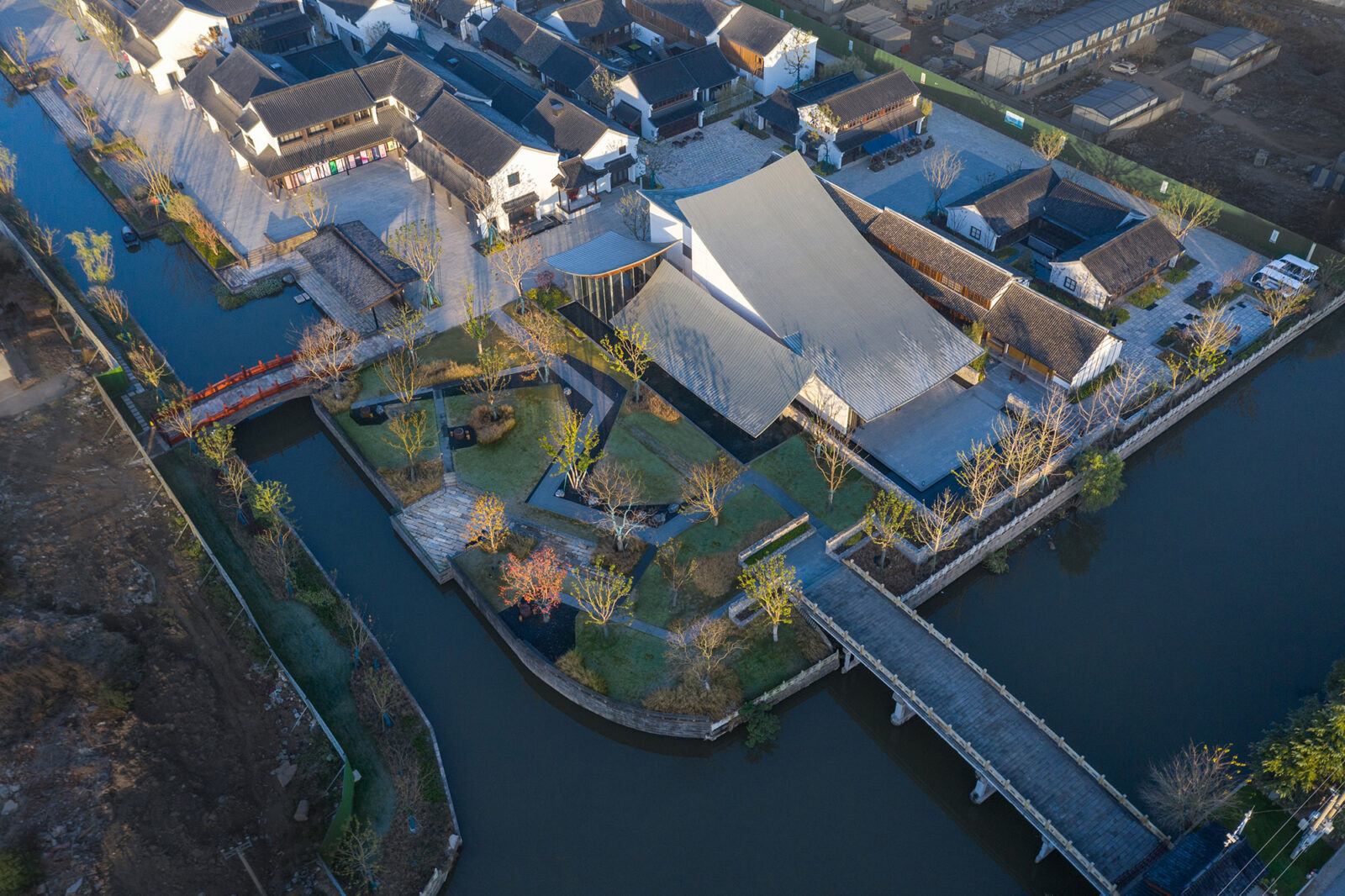 アート・デザイン・音楽 ARCHITECTURE IN CHINA Studio Zhu-Pei tops art centre in China with wave-like