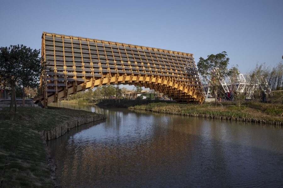 繊細な構造材がつくる木細工のような木造の橋〈ティンバーブリッジ〉Timber Bridge in Gulou Waterfront a