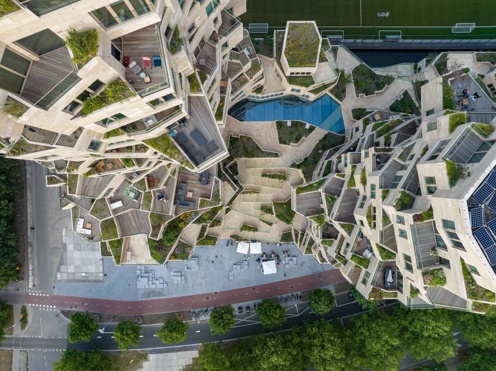 MVRDVによる渓谷に緑と人の活動が広がる超高層建築、デザインコンセプトを高めるプログラムなどのツールの開発も行われたオフィスや商業施設、住居 ...