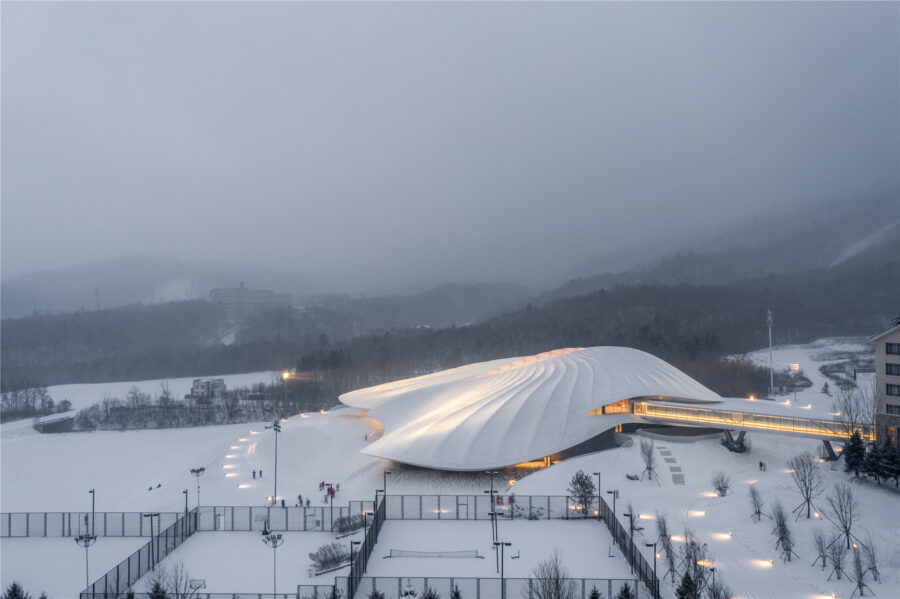 雪山の中に現れる真っ白いテントのような会議場、有機的な屋根が雪山にやさしく溶け込むMADアーキテクツが設計した〈ヤブリ・アントレプレナーズ・コングレスセンター〉中国