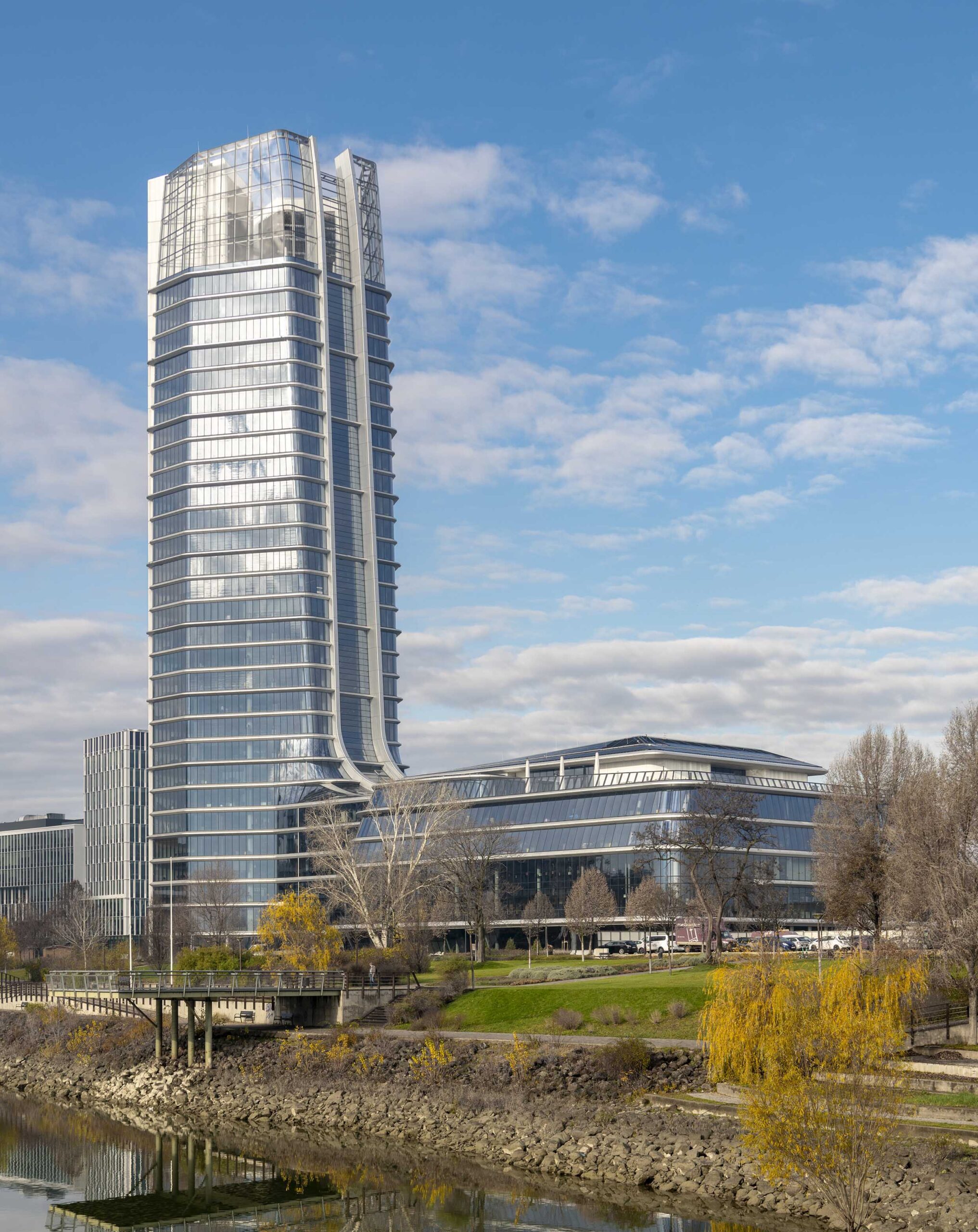 ゆうじ様製作依頼　外資系企業オフィスビル フォスターによるタワーと低層部が一体化したオフィスビル、シームレス