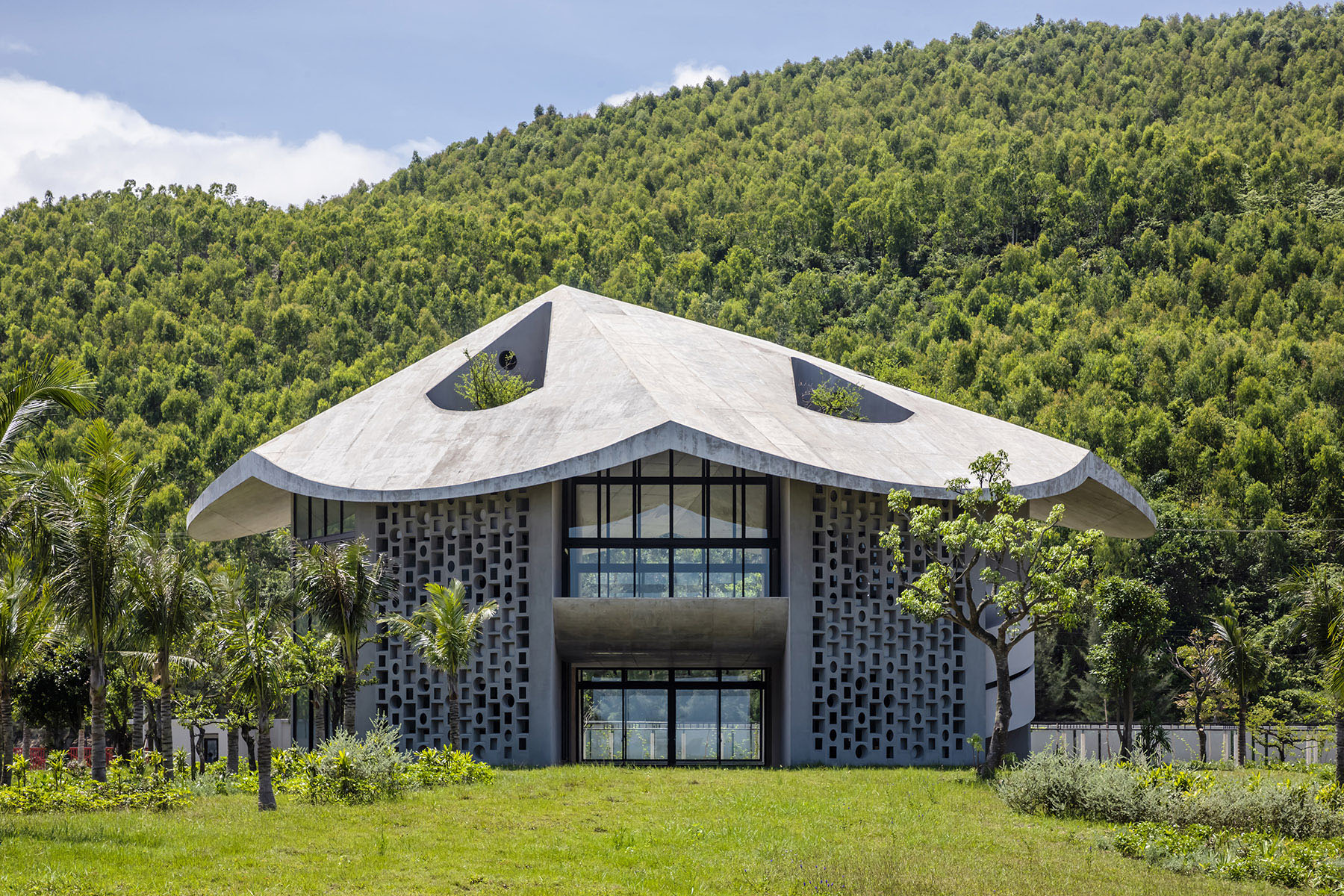 pic17_exterior-front02.jpg