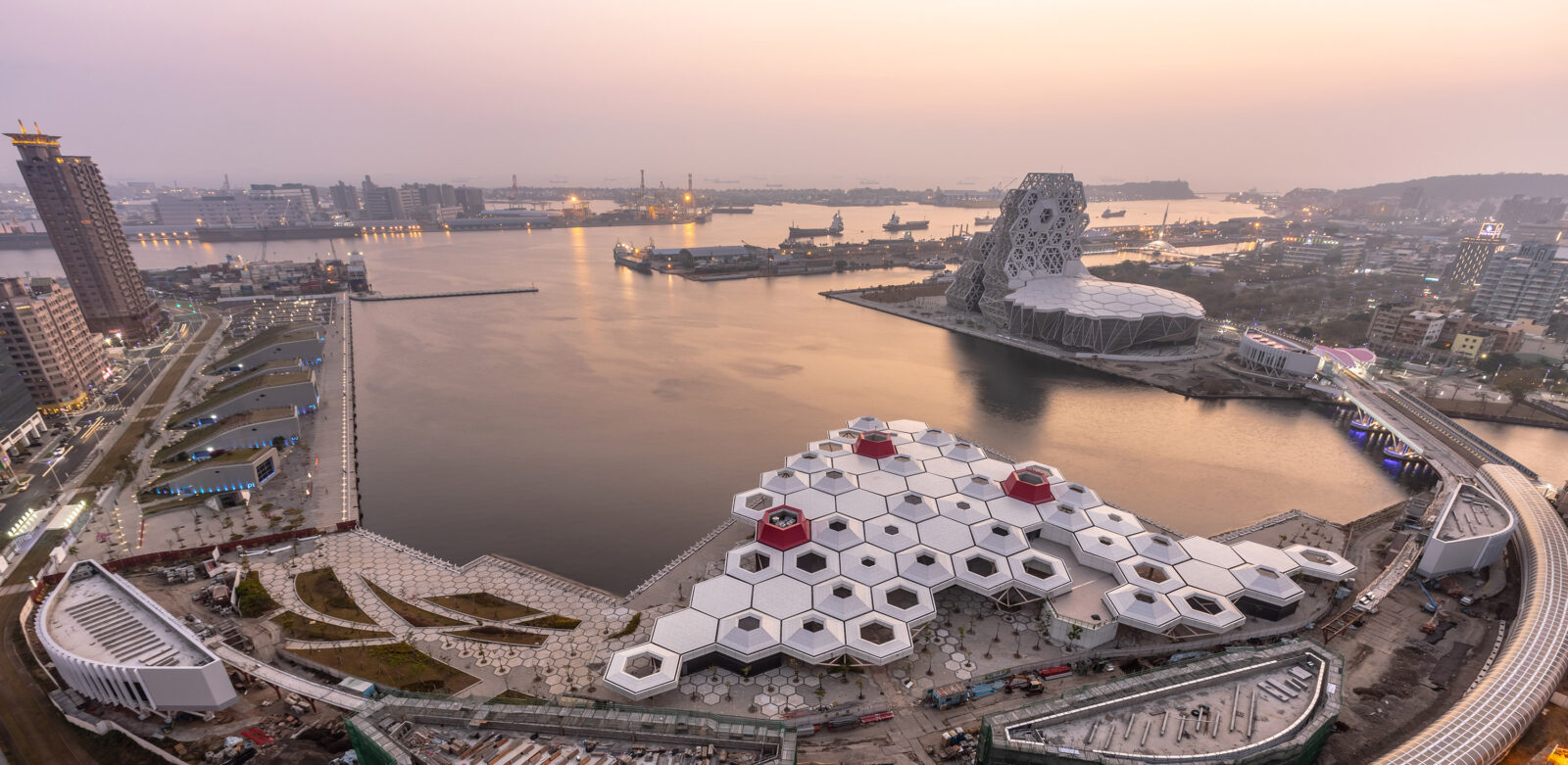 サンゴやクジラ!? 水にまつわるモチーフを抽象化した建築、マヌエル・A