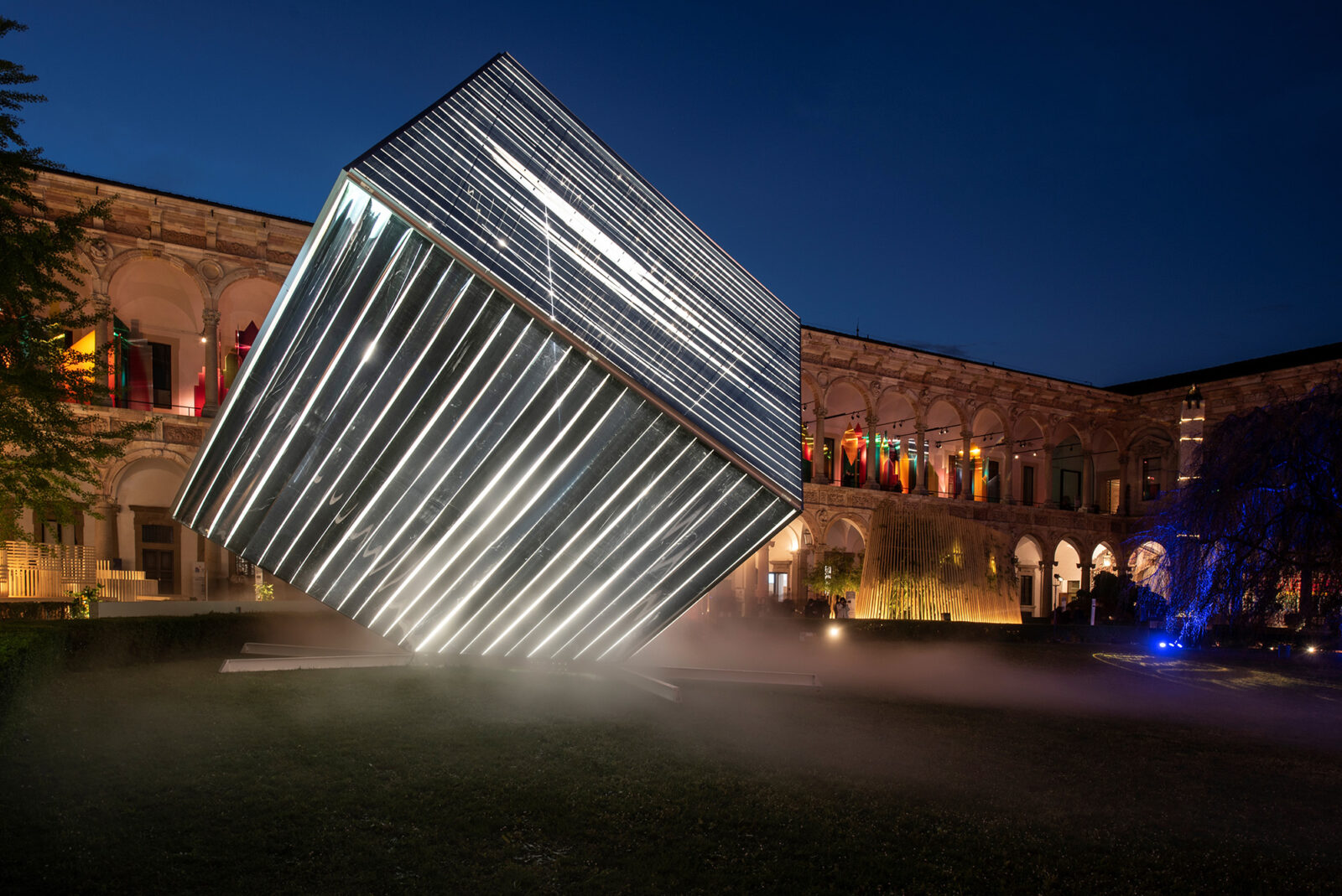 ミラノに現れた 光を反射する立方体!?MADアーキテクツが手がけた常に