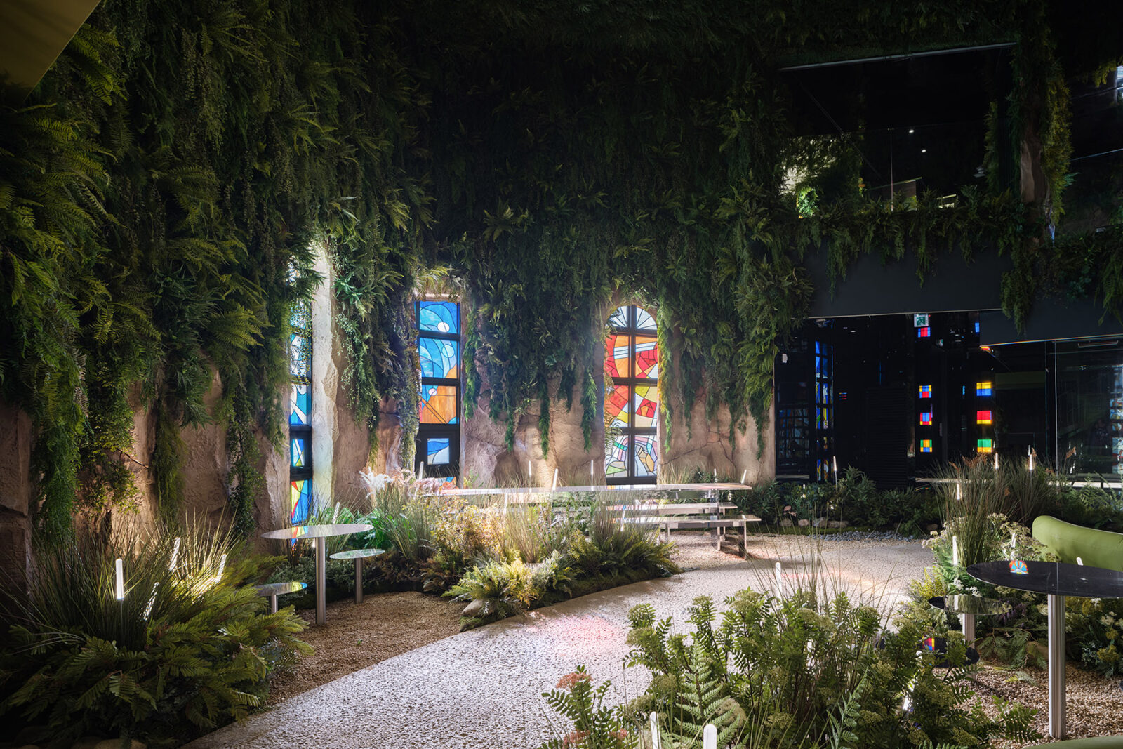築120年の教会内部に広がる幻想的な庭、既存のレンガやステンドグラス