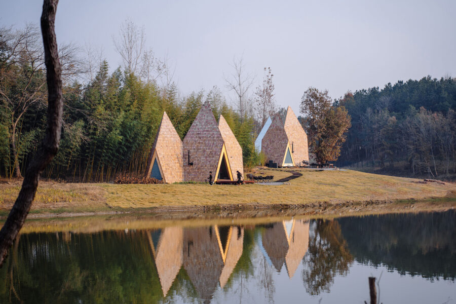 湖畔に建つ クリスタルのような形状の小屋〈スプライト・キャビン〉Wiki World、AaL、中国