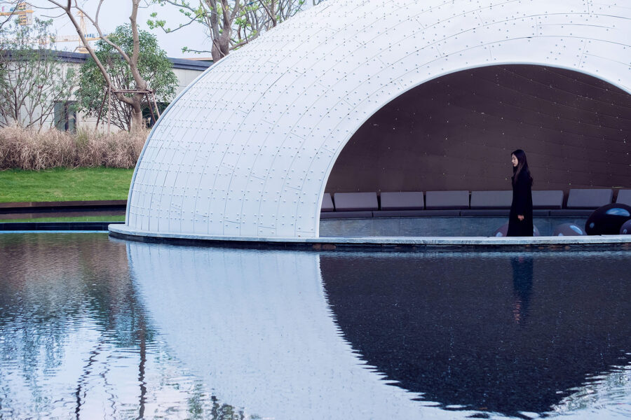 中国の池に浮かぶ 卵の殻のようなパビリオン〈Thin-Shell Metal Woven Pavilion〉XISUI Design