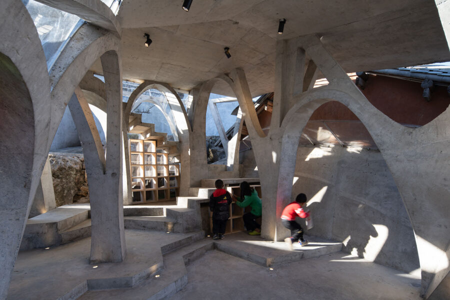 中国の集落に建つ、岩から生えるキノコのような子供図書館〈マッシュルーム・チルドレンズ・ブックハウス〉Kong Xiangwei Studio