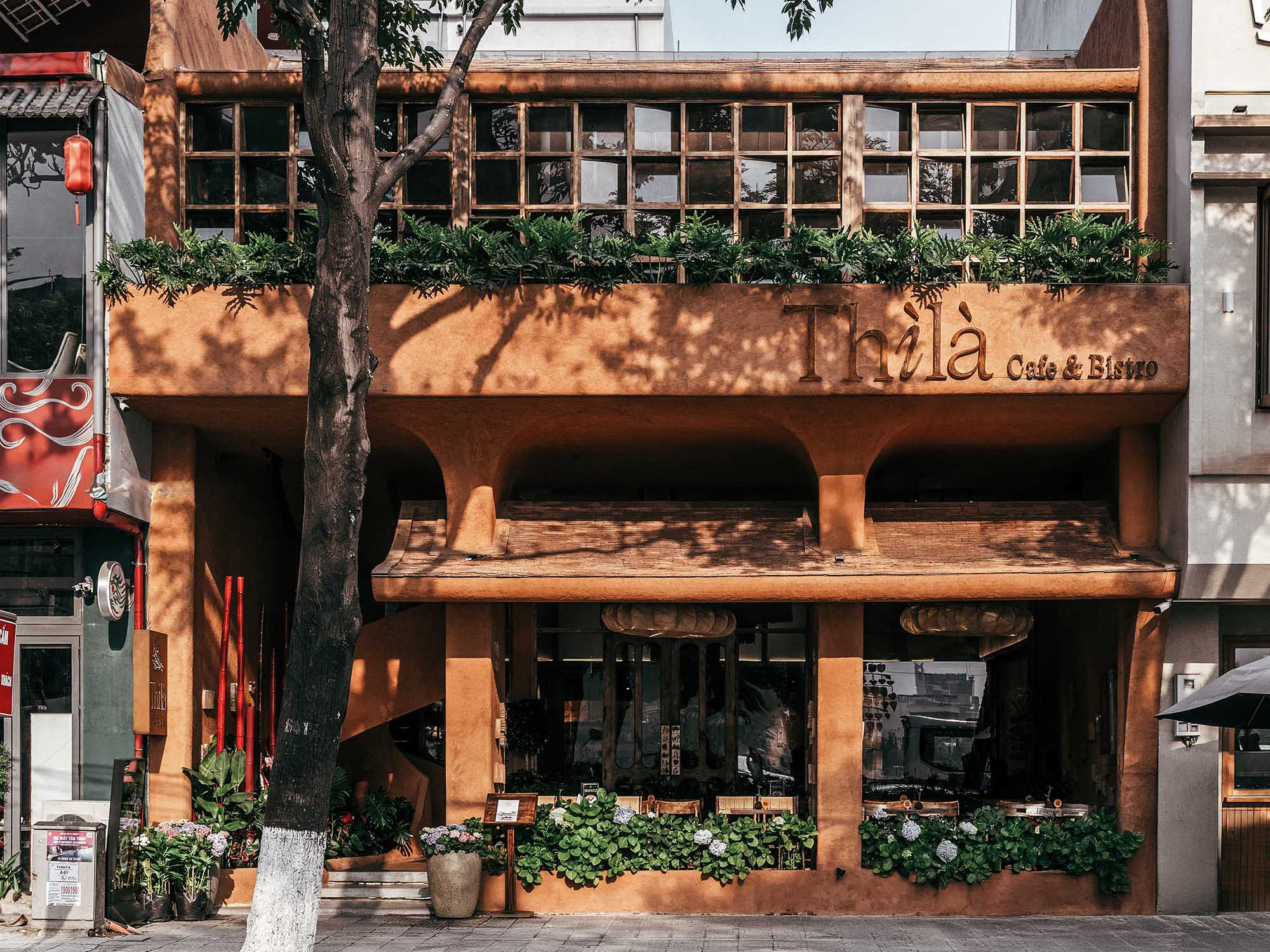 洋書『NEW BARS CAFES &PUBS IN ITALY』建築・店舗 ノスタルジックで新しい」ベトナムのレストラン〈ThiLa Bistro & Café