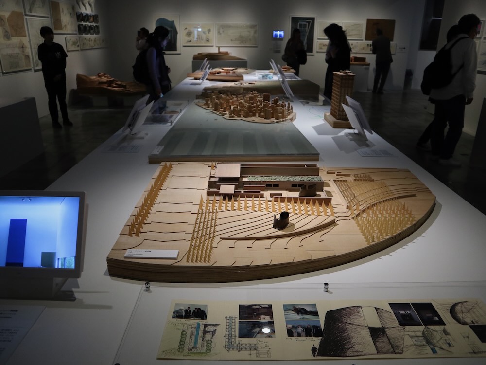 「安藤忠雄展｜青春」展示風景（VS. 2025年）