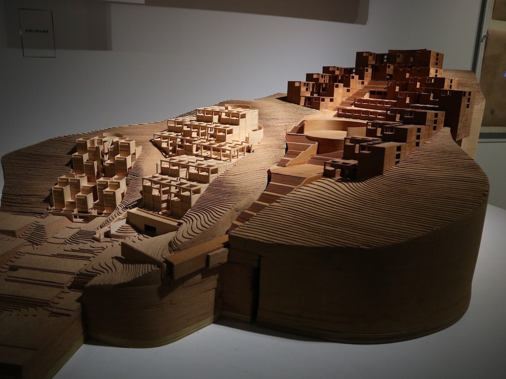 「安藤忠雄展｜青春」展示風景（VS. 2025年）