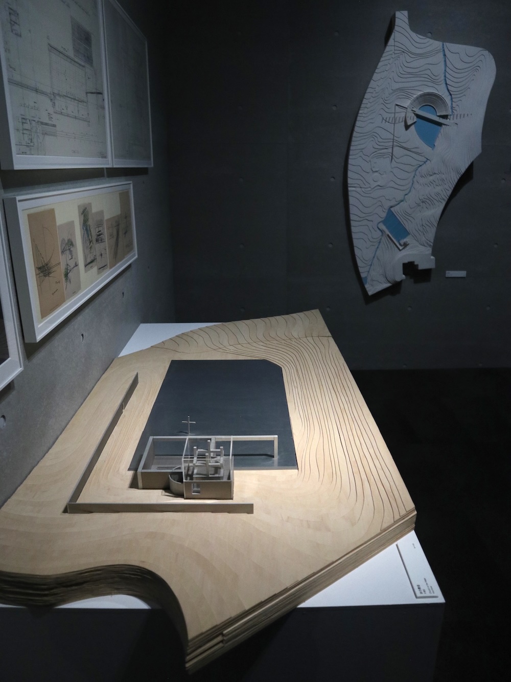 「安藤忠雄展｜青春」展示風景（VS. 2025年）