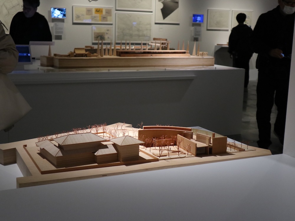 「安藤忠雄展｜青春」展示風景（VS. 2025年）