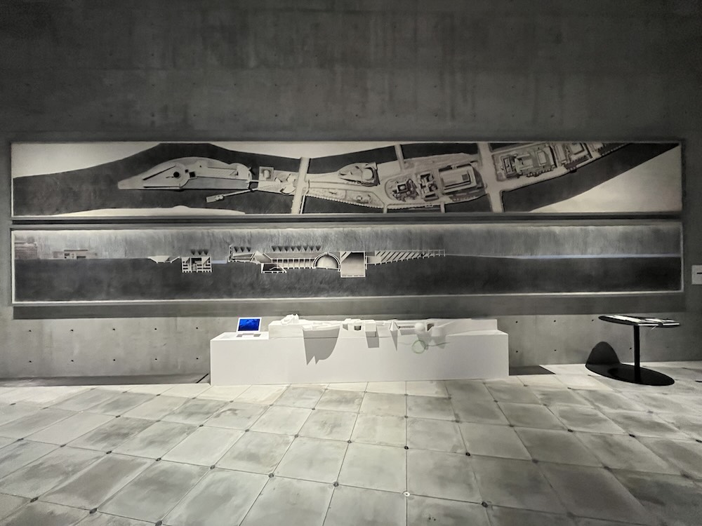 「安藤忠雄展｜青春」展示風景（VS. 2025年）