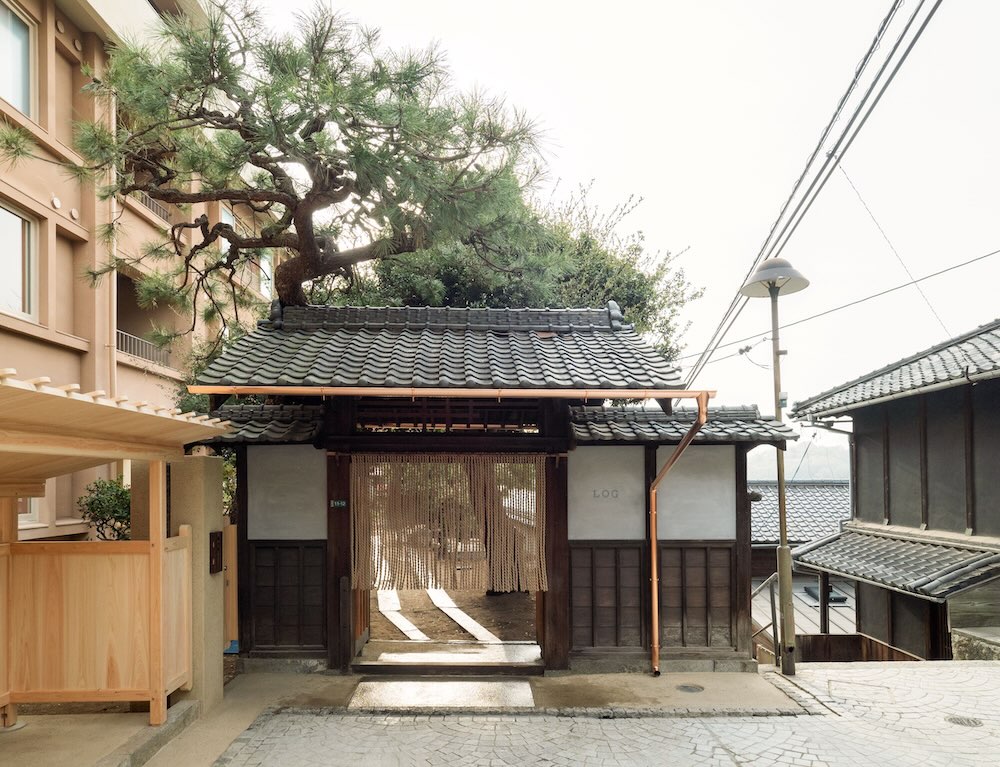 LOG（ログ）正面玄関