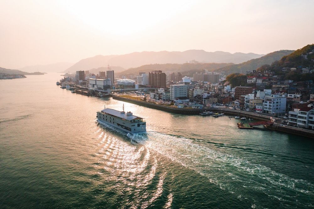 瀬戸内海を航行するガンツゥ