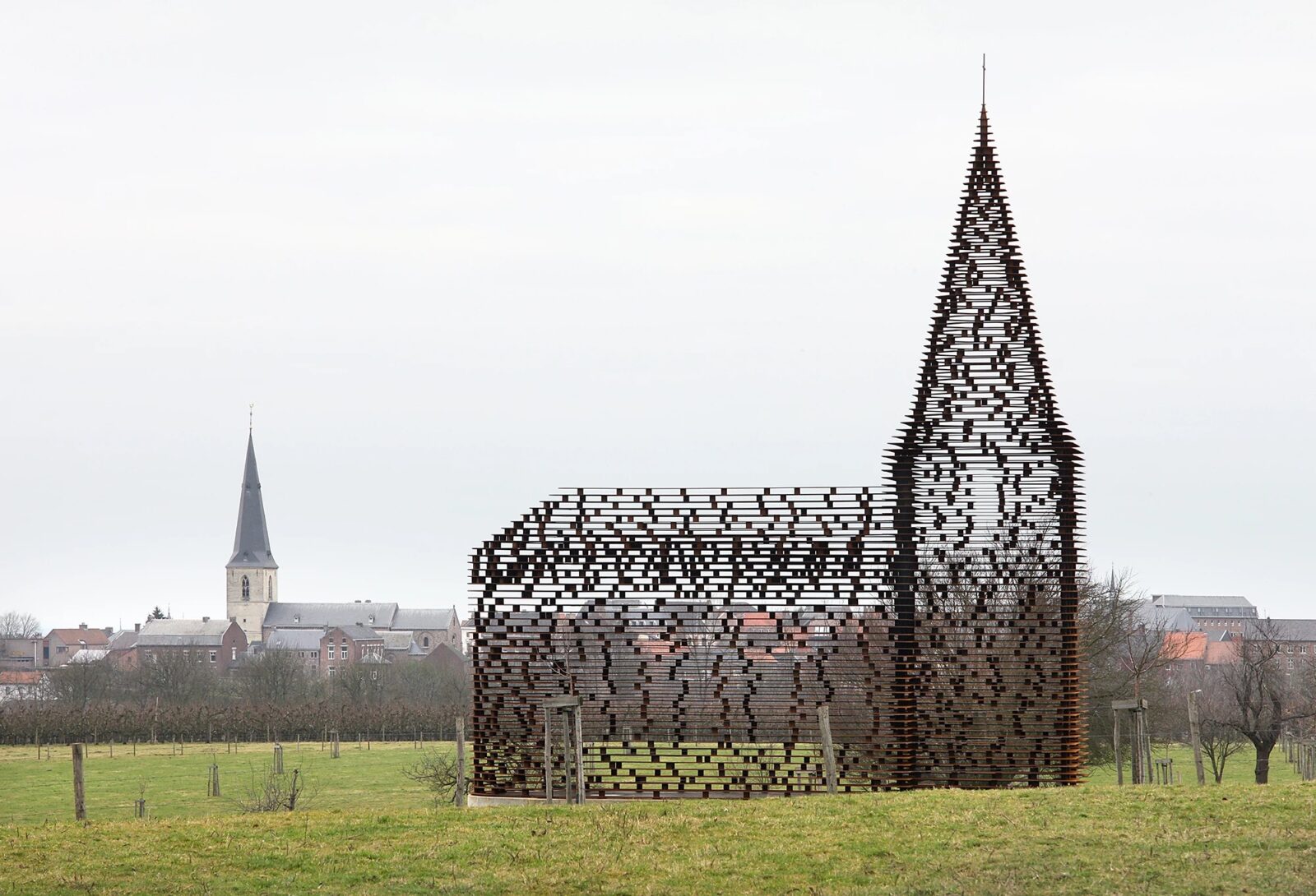 連続する水平層が織りなす半透明な建築〈Reading Between the Lines〉ギス・ファン・ヴァーレンベルフ、ベルギー