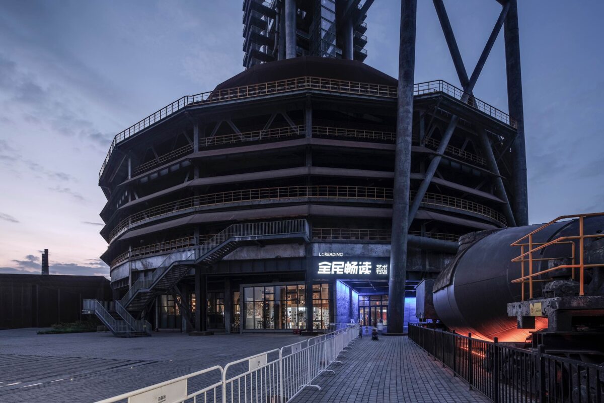 〈溶鉱炉の書店（Bookstore in the Blast Furnace）〉設計：ハイパーシティ・アーキテクツ（hyperSity Architects）