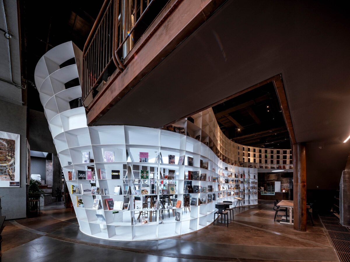 〈溶鉱炉の書店（Bookstore in the Blast Furnace）〉設計：ハイパーシティ・アーキテクツ（hyperSity Architects）