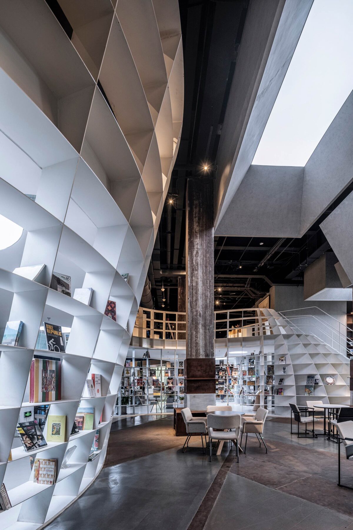 〈溶鉱炉の書店（Bookstore in the Blast Furnace）〉設計：ハイパーシティ・アーキテクツ（hyperSity Architects）