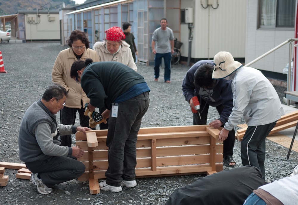 トラフ建築設計事務所＋石巻工房「女川町仮設住宅 ベンチワークショップ」 