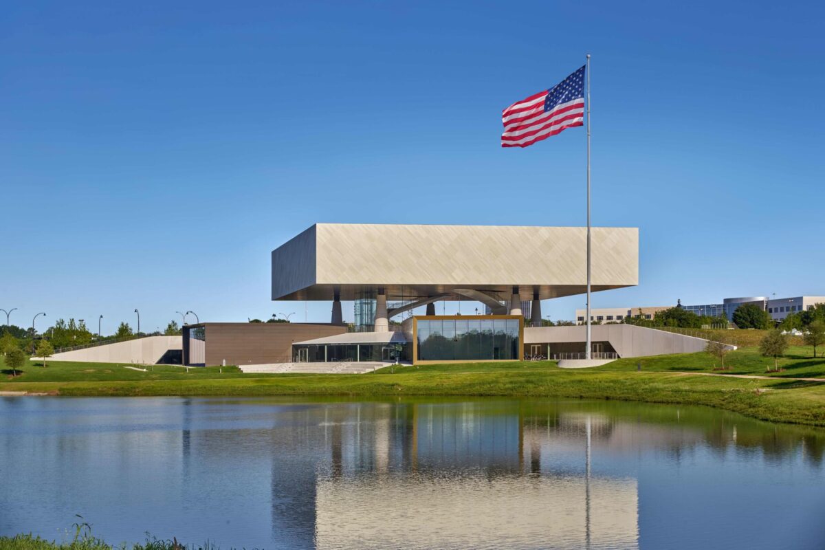〈国立名誉勲章博物館（National Medal of Honor Museum）〉設計：ラファエル・ヴィニオリ・アーキテクツ（Rafael Viñoly Architects）