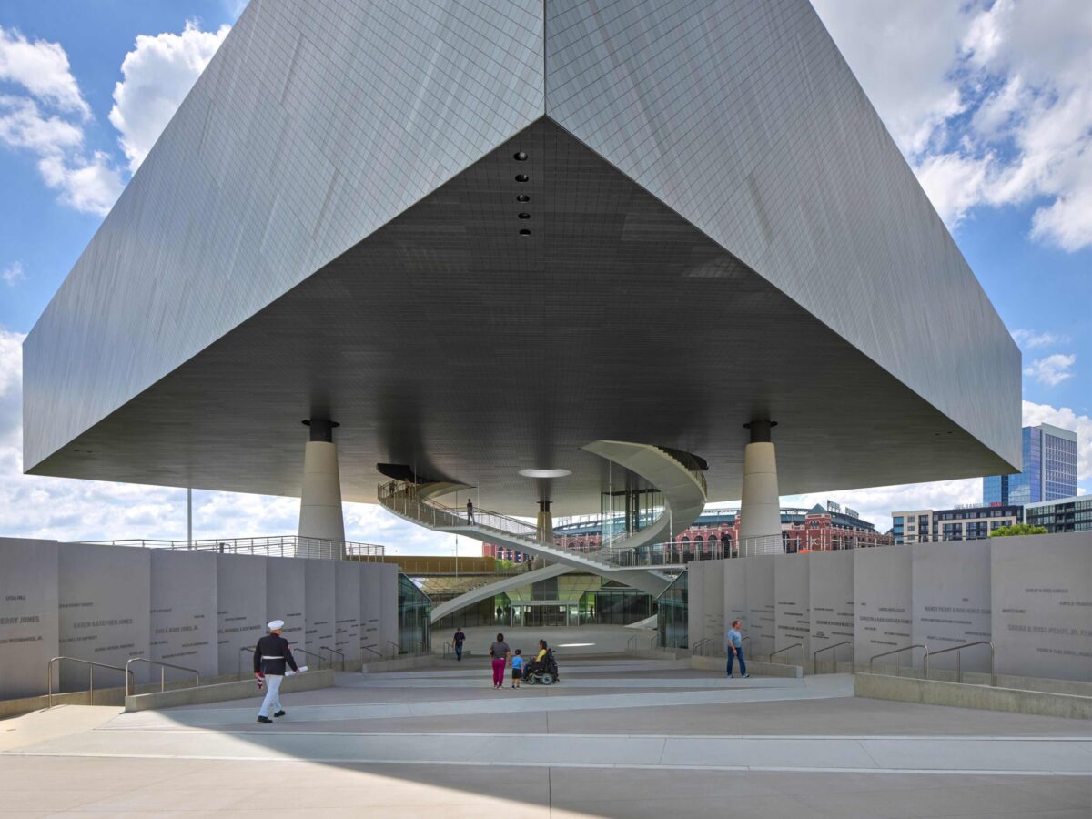 〈国立名誉勲章博物館（National Medal of Honor Museum）〉設計：ラファエル・ヴィニオリ・アーキテクツ（Rafael Viñoly Architects）