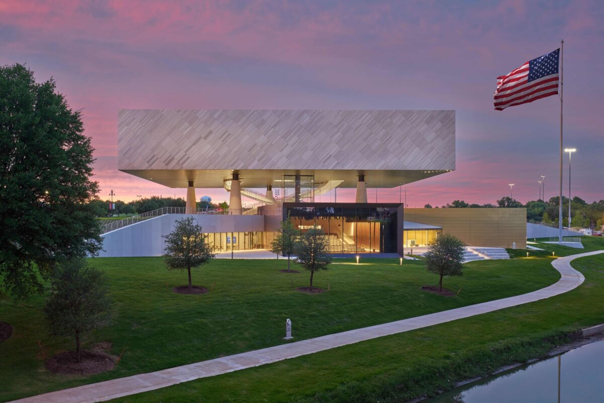 〈国立名誉勲章博物館（National Medal of Honor Museum）〉設計：ラファエル・ヴィニオリ・アーキテクツ（Rafael Viñoly Architects）