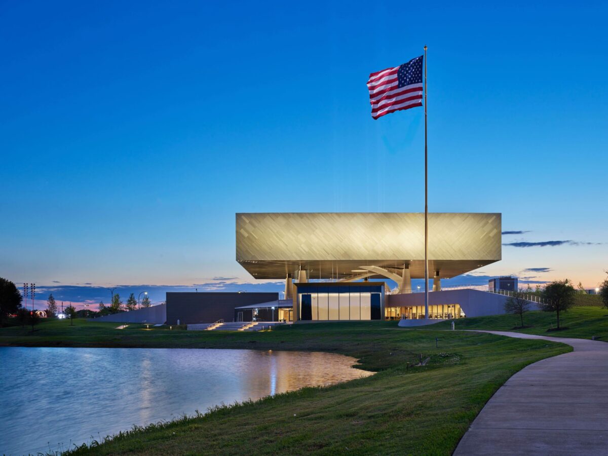 〈国立名誉勲章博物館（National Medal of Honor Museum）〉設計：ラファエル・ヴィニオリ・アーキテクツ（Rafael Viñoly Architects）