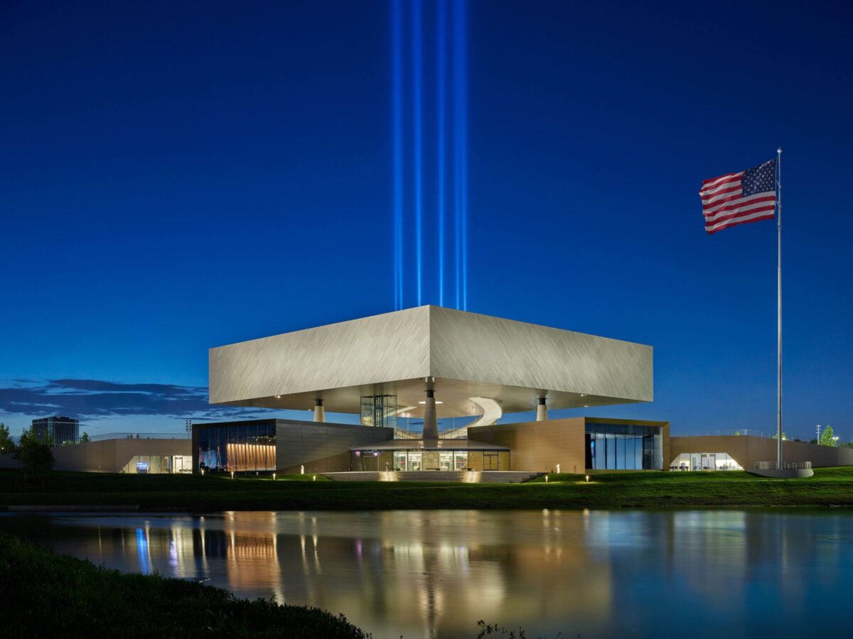 〈国立名誉勲章博物館（National Medal of Honor Museum）〉設計：ラファエル・ヴィニオリ・アーキテクツ（Rafael Viñoly Architects）