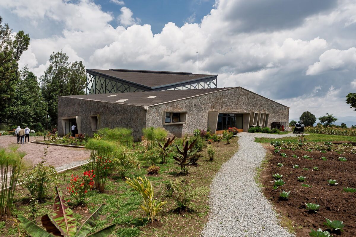 〈ヴィルンガ・マウンテン・スピリッツ蒸留所（Virunga Mountain Spirits Distillery）〉設計：BE_Design