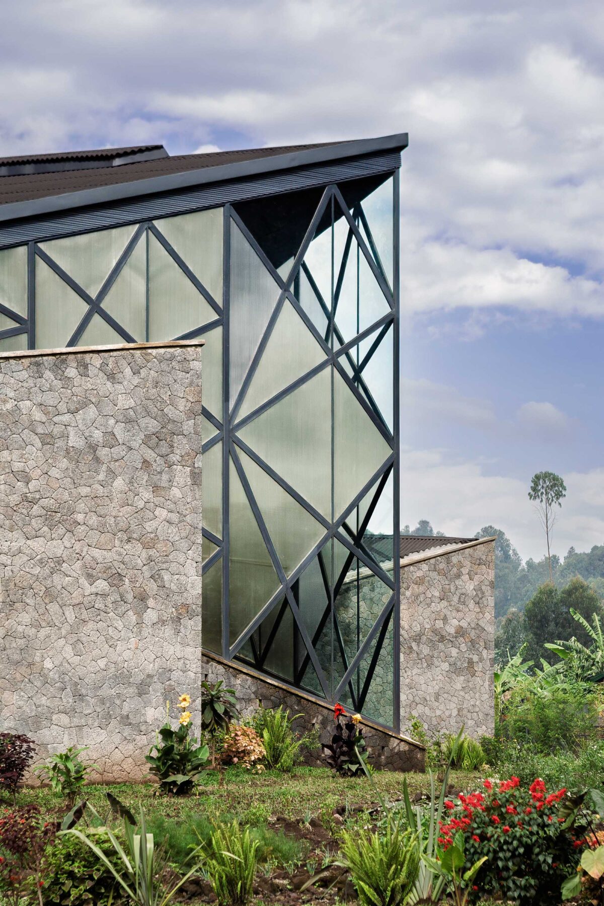 〈ヴィルンガ・マウンテン・スピリッツ蒸留所（Virunga Mountain Spirits Distillery）〉設計：BE_Design