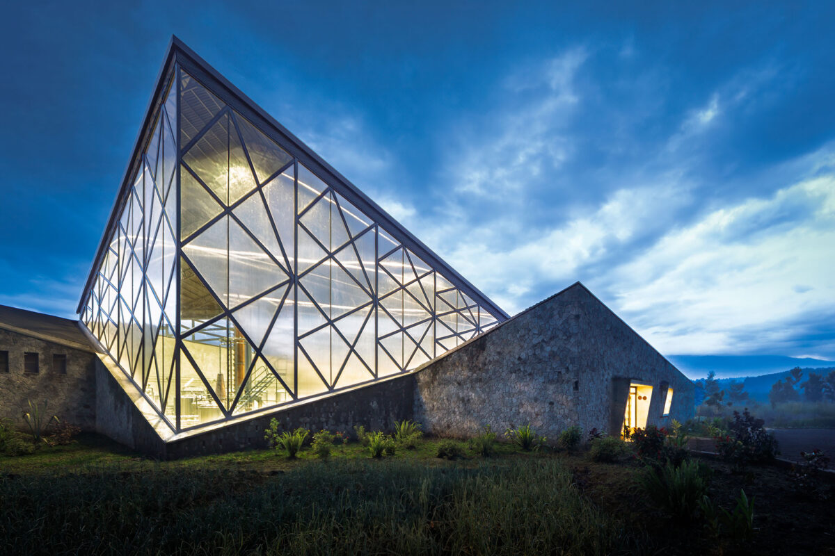 〈ヴィルンガ・マウンテン・スピリッツ蒸留所（Virunga Mountain Spirits Distillery）〉設計：BE_Design