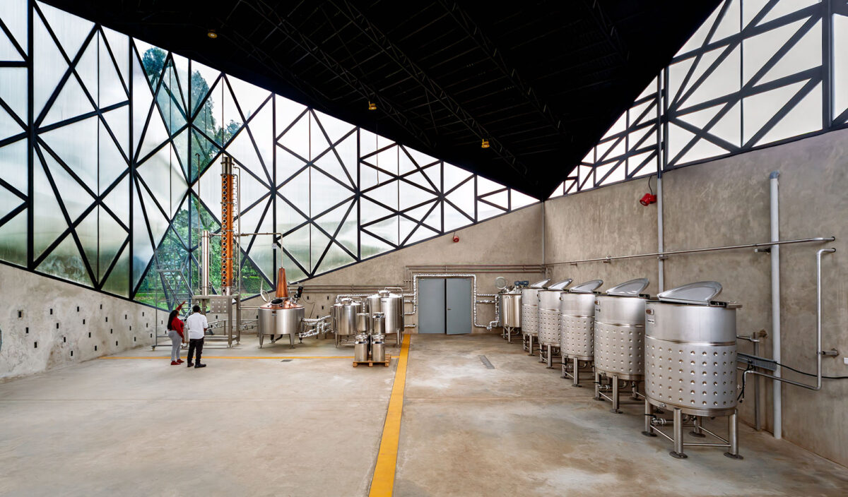 〈ヴィルンガ・マウンテン・スピリッツ蒸留所（Virunga Mountain Spirits Distillery）〉設計：BE_Design