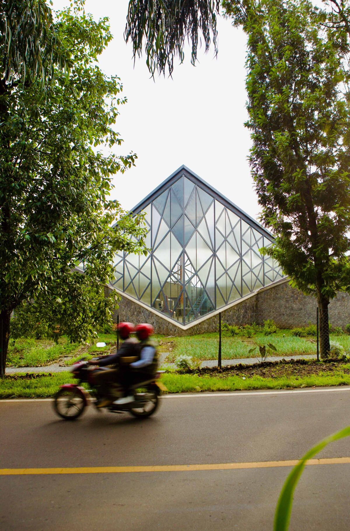 〈ヴィルンガ・マウンテン・スピリッツ蒸留所（Virunga Mountain Spirits Distillery）〉設計：BE_Design