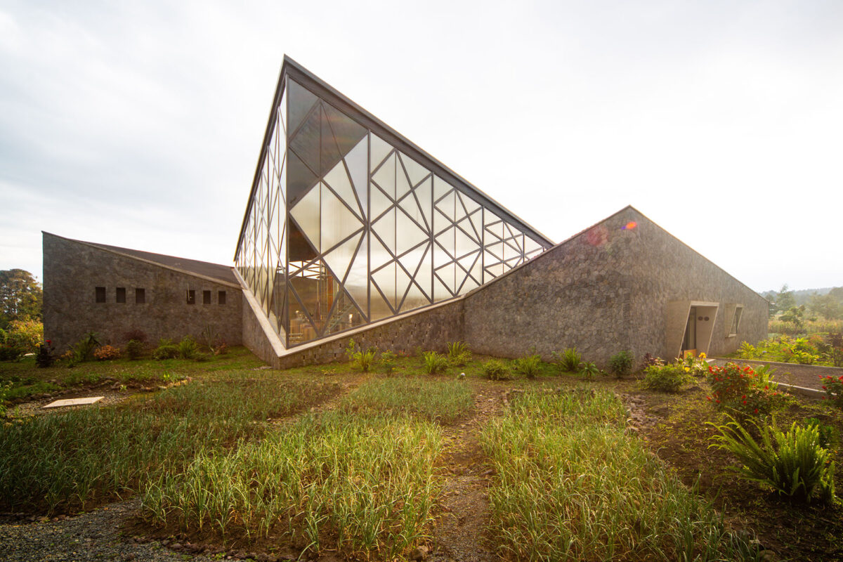 〈ヴィルンガ・マウンテン・スピリッツ蒸留所（Virunga Mountain Spirits Distillery）〉設計：BE_Design