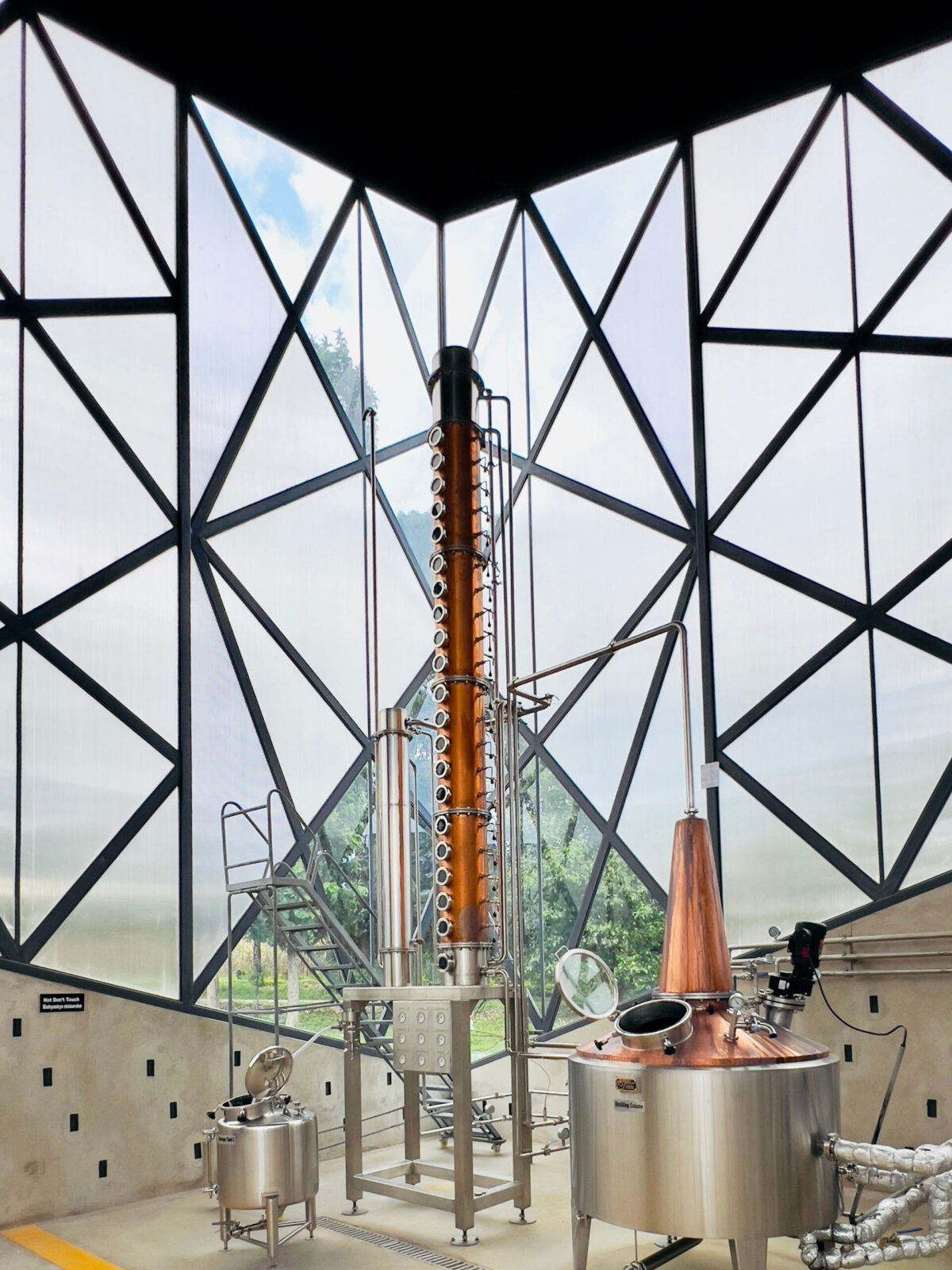 〈ヴィルンガ・マウンテン・スピリッツ蒸留所（Virunga Mountain Spirits Distillery）〉設計：BE_Design