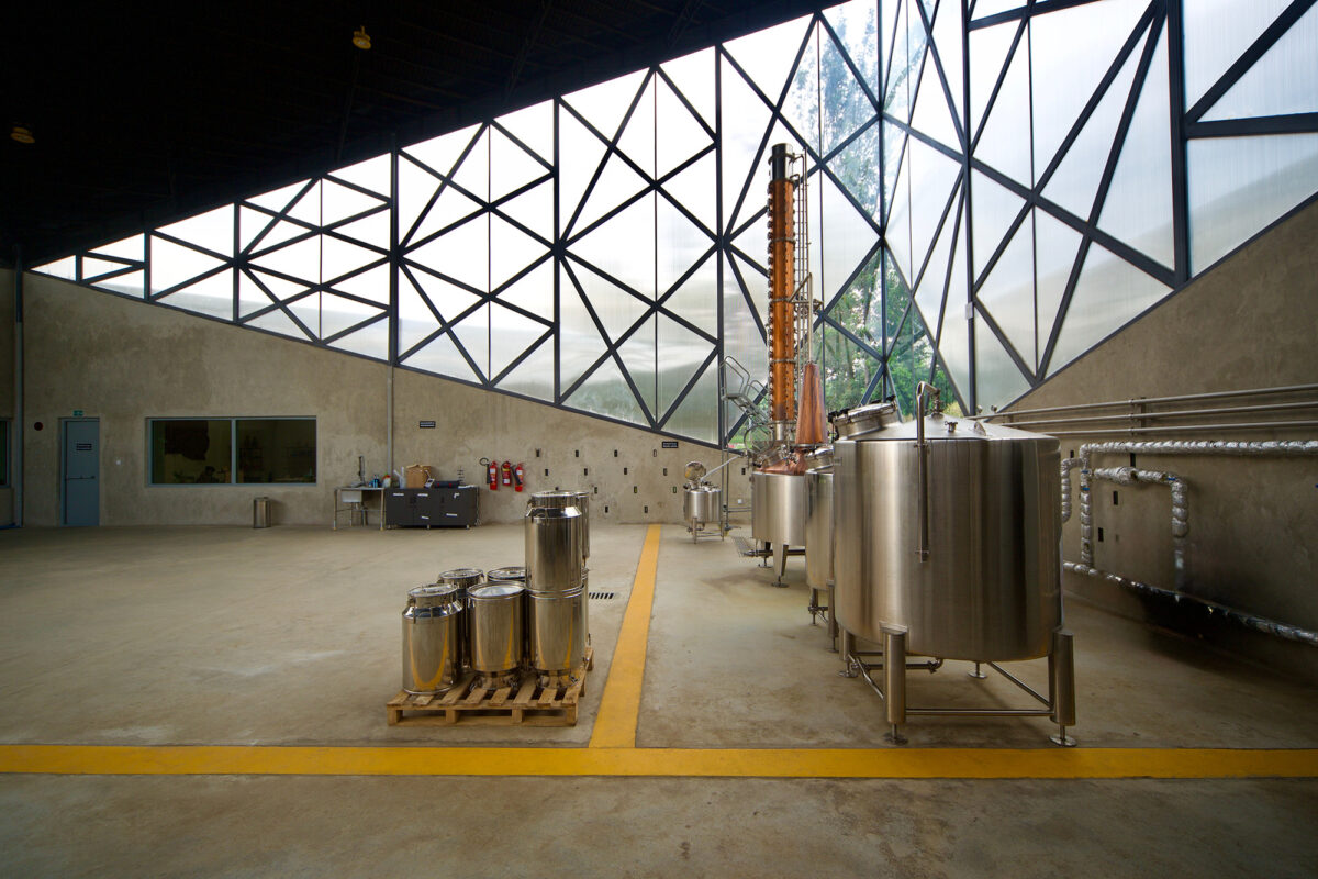〈ヴィルンガ・マウンテン・スピリッツ蒸留所（Virunga Mountain Spirits Distillery）〉設計：BE_Design