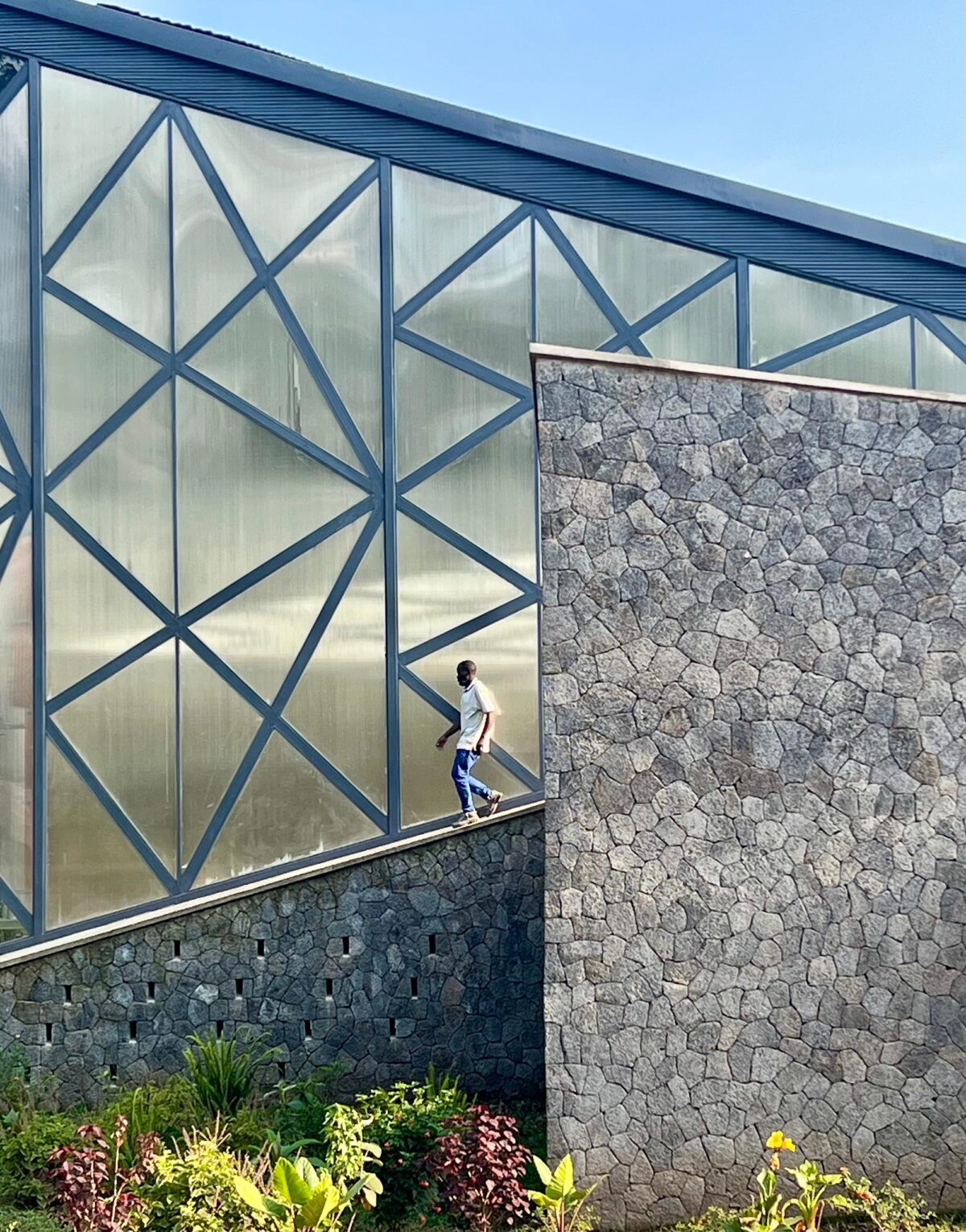 〈ヴィルンガ・マウンテン・スピリッツ蒸留所（Virunga Mountain Spirits Distillery）〉設計：BE_Design