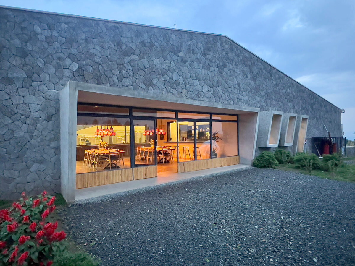 〈ヴィルンガ・マウンテン・スピリッツ蒸留所（Virunga Mountain Spirits Distillery）〉設計：BE_Design