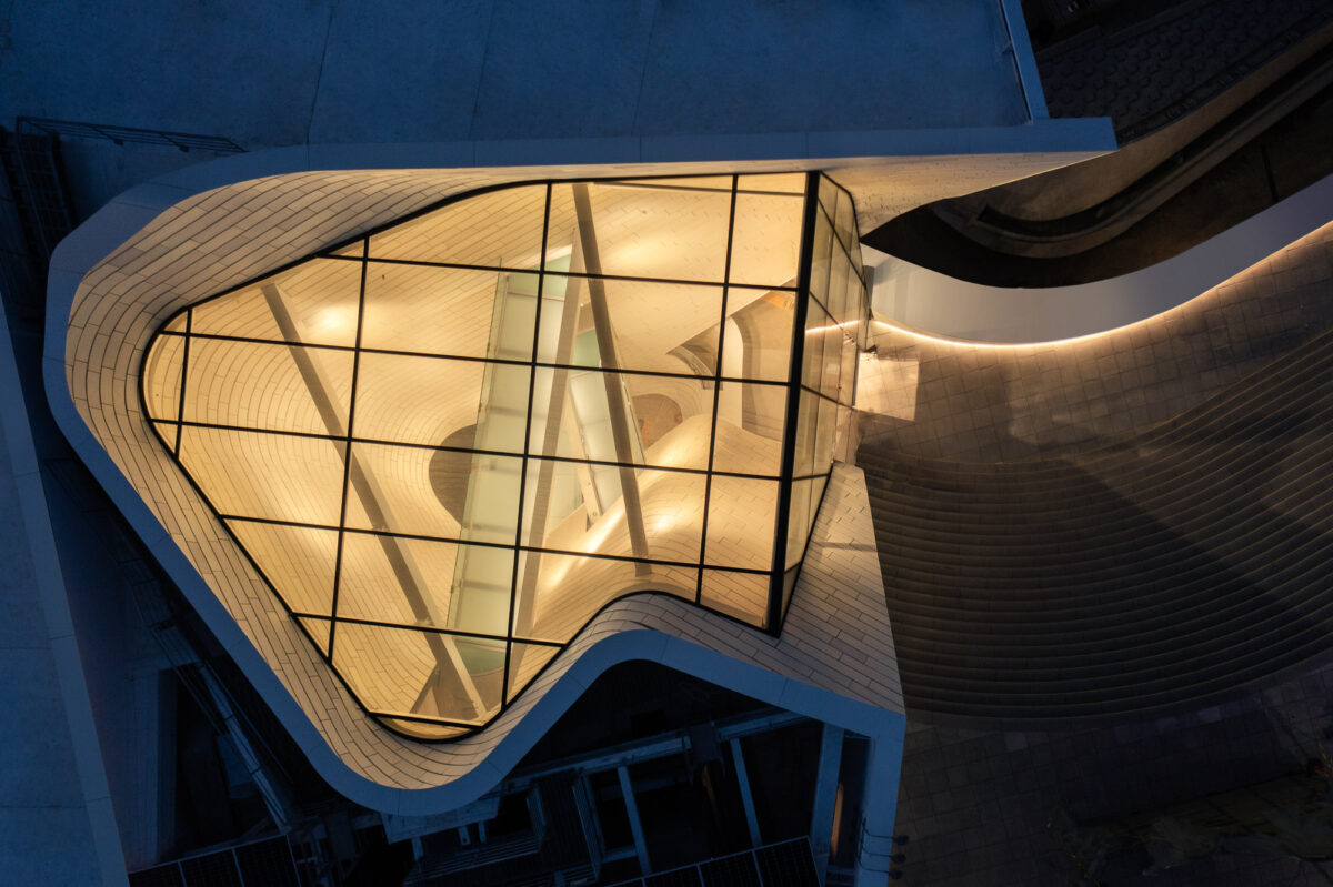 〈オレンジ郡美術館（Orange County Museum of Art）〉設計：モーフォシス・アーキテクツ（Morphosis Architects）