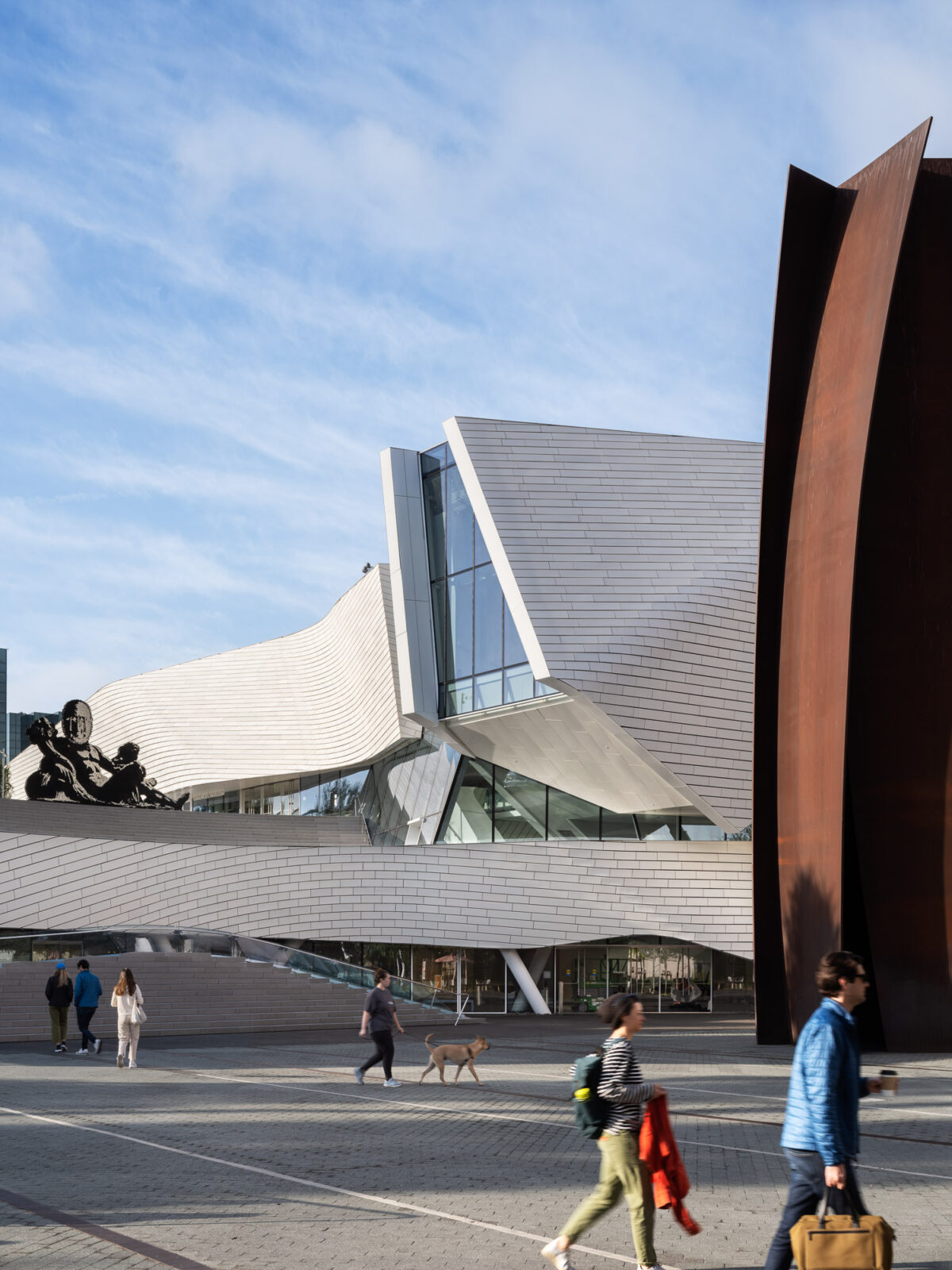 〈オレンジ郡美術館（Orange County Museum of Art）〉設計：モーフォシス・アーキテクツ（Morphosis Architects）