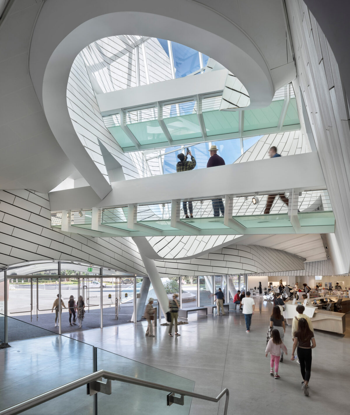 〈オレンジ郡美術館（Orange County Museum of Art）〉設計：モーフォシス・アーキテクツ（Morphosis Architects）