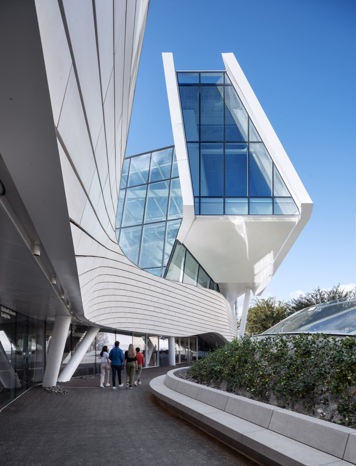 〈オレンジ郡美術館（Orange County Museum of Art）〉設計：モーフォシス・アーキテクツ（Morphosis Architects）