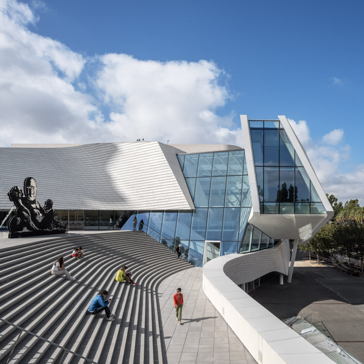 〈オレンジ郡美術館（Orange County Museum of Art）〉設計：モーフォシス・アーキテクツ（Morphosis Architects）